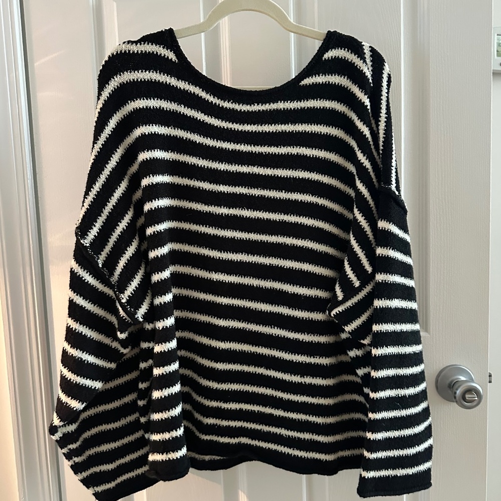 PULLOVER BLACK AND WHITE STRIPE KNIT SWEATER - Medium